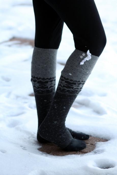 Soft Snowflakes Xmas Leg Warmers in Gray-Black – Perfect for Winter